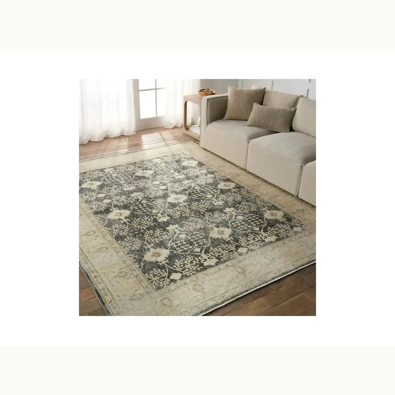 6' x 9' Beige and Grey Patterned Rug